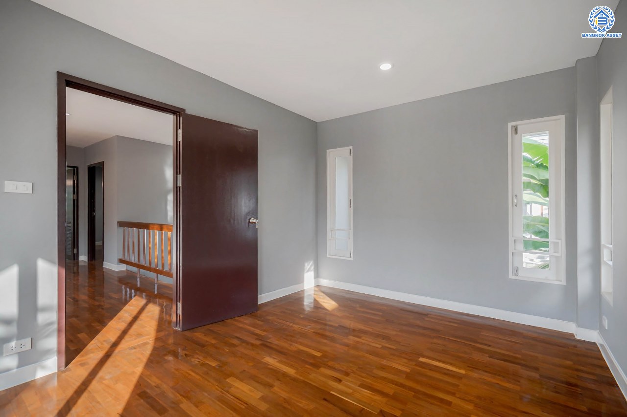 บ้านมือสองตกแต่งใหม่ โครงการ โนเบิล วานา วัชรพล ดีไซน์สุดโดดเด่น เนื้อที่ 68.5 ตร.ว. ฟังก์ชันจัดเต็ม 3 ห้องนอน 4 ห้องน้ำ 1 ห้องแม่บ้าน จอดรถได้ 2 คัน บนทำเลเดินทางสะดวก ใกล้เซ็นทรัลรามอินทรา, จุดขึ้นทางด่วน "สุขาภิบาล5-1" และรถไฟฟ้าสายสีชมพู "สถานีวัชรพล"